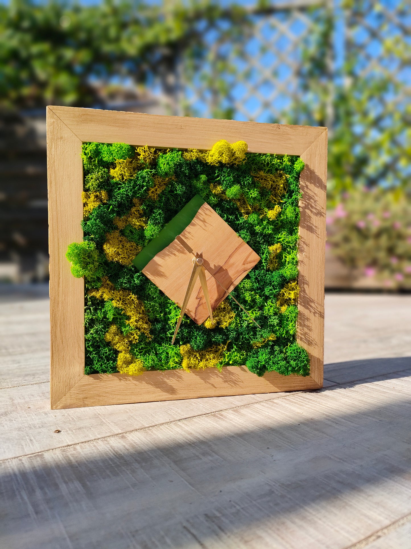 Orologio botanico con quadrante in legno d’ulivo, licheni e resina
