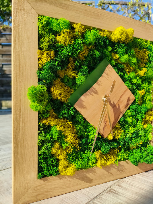 Orologio botanico con quadrante in legno d’ulivo, licheni e resina