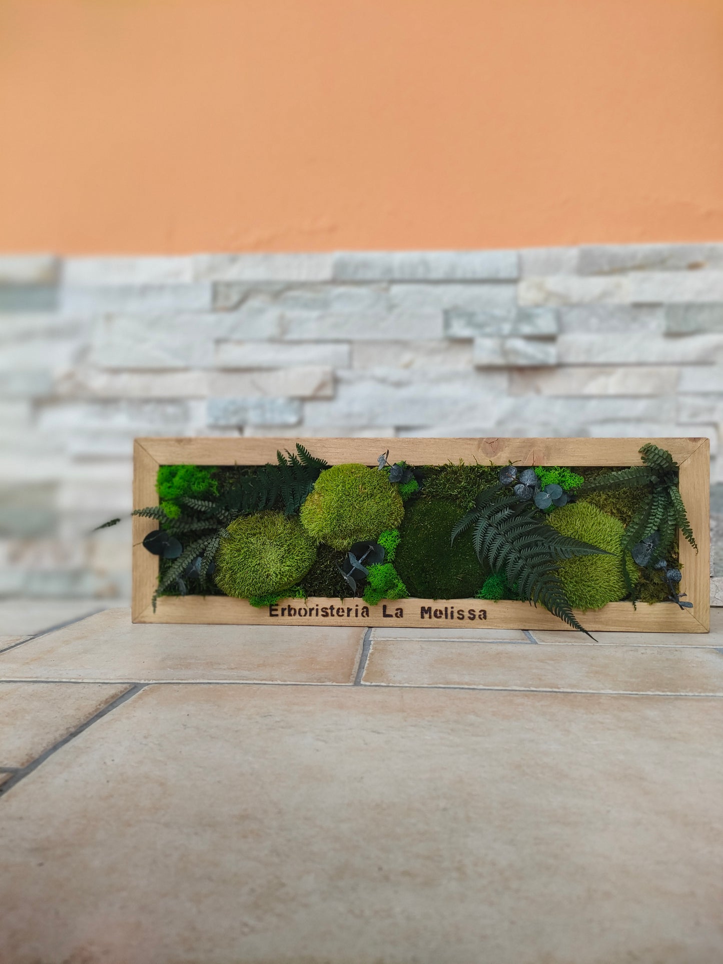 Cornice di piante stabilizzzate con scritta personalizzata