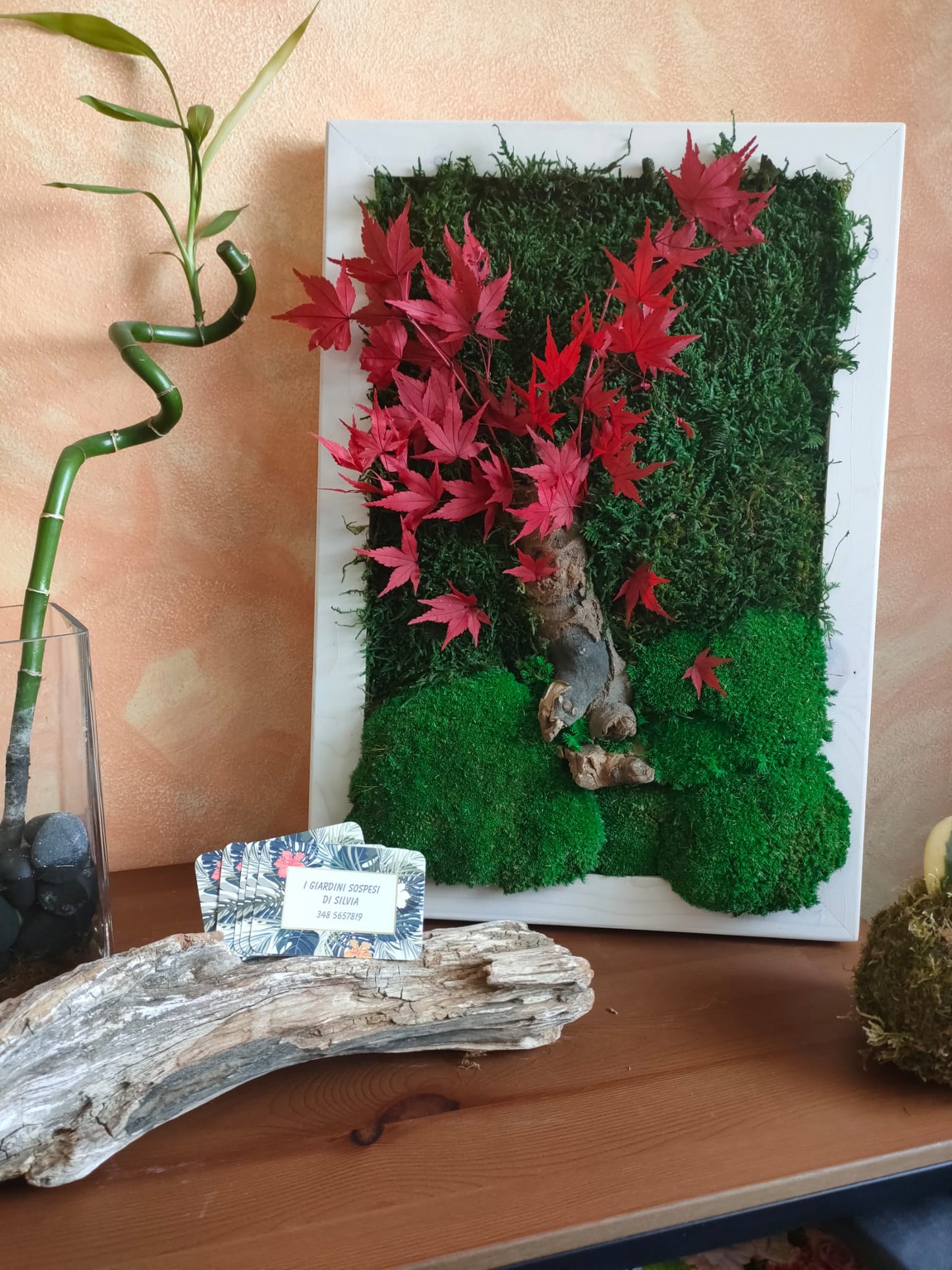 Giardino Zen con foglie di acero rosso – eleganza e quiete in una cornice