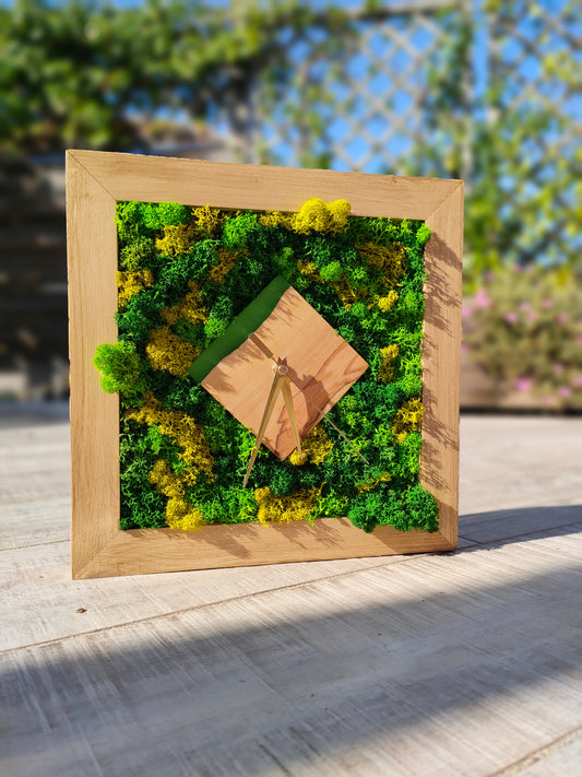 Orologio botanico con quadrante in legno d’ulivo, licheni e resina