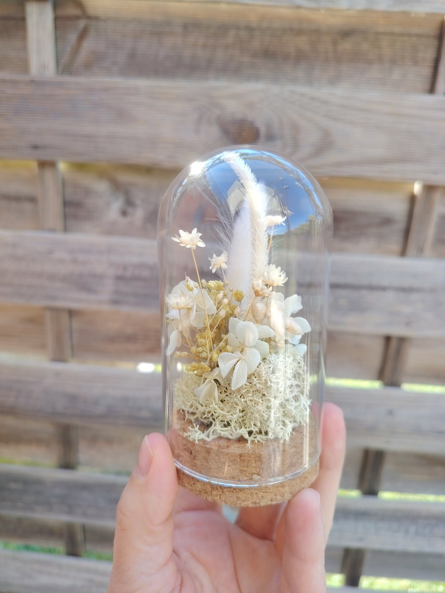 Bomboniera Eden Cupola Media con fiori stabilizzati, composizione botanica in vetro realizzata a mano, elegante bomboniera personalizzabile.