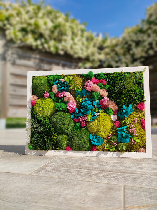 Cornice botanica con ortensie stabilizzate azzurre e licheni colorati
