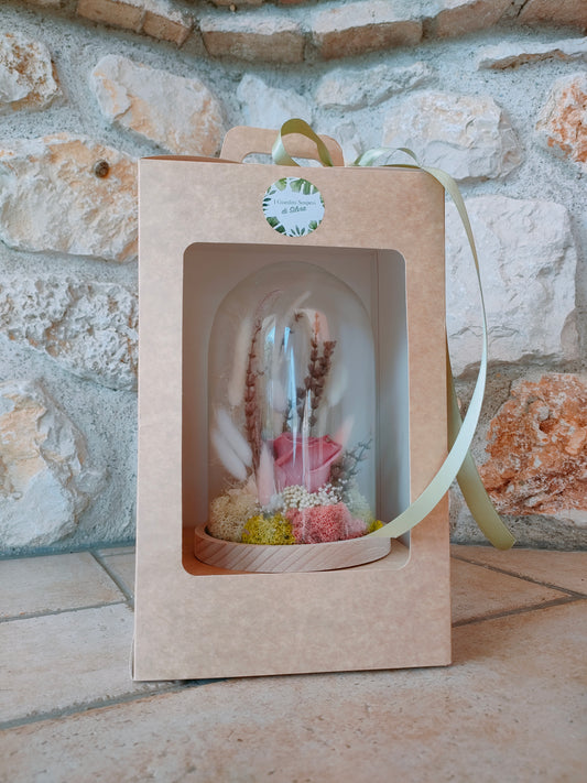 Campana in vetro  bomboniera con rosa stabilizzata  al centro, composizione floreale botanica elegante.

